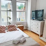 Gorgeous London 3 Bed Home With Garden Office By Staybynumbers